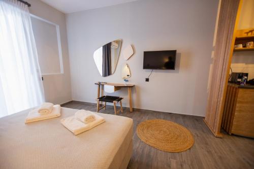 ein Zimmer mit einem Bett mit zwei Handtüchern darauf in der Unterkunft Thea comfy living in Nea Vrasna