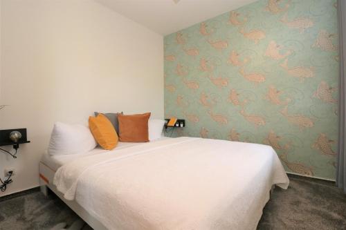 阿伦斯霍普Haus Kienappel Haus Kienappel, App 02的卧室配有白色床和图案墙