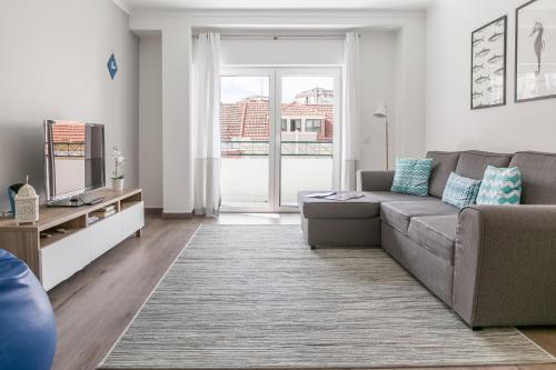 Beach Apt with Balcony - 2 min walk to the beach by Lisbeyond