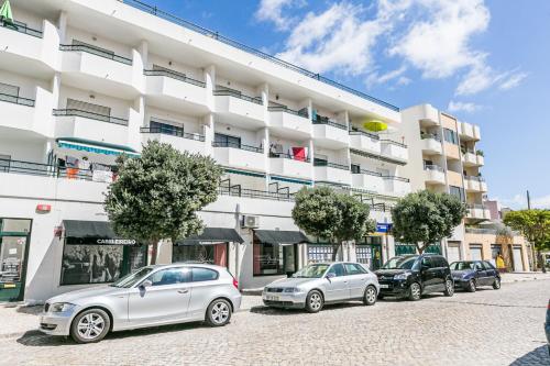 Beach Apt with Balcony - 2 min walk to the beach by Lisbeyond