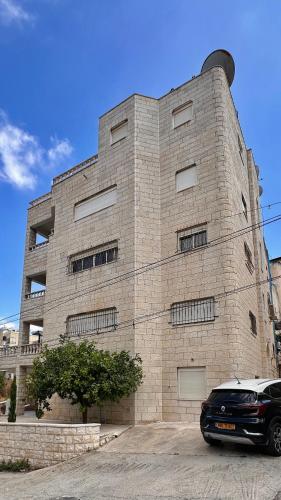 ein Backsteingebäude mit einem davor geparkt in der Unterkunft ELIAS Penthouse in Nazareth