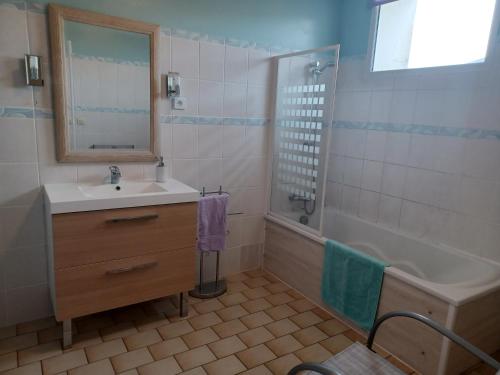 y baño con lavabo, ducha y bañera. en Lovely 4-Bed House in rural West France, en Clussais-la-Pommeraie