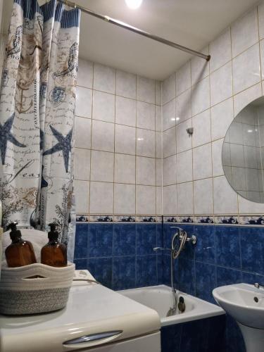 een badkamer met een bad, een wastafel en een toilet bij Entire apartment in Pakruojis in Pakruojis