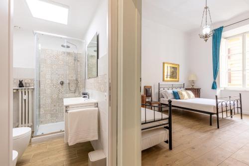 un bagno con lavandino e un letto in una camera di Gentile Suites a Roma