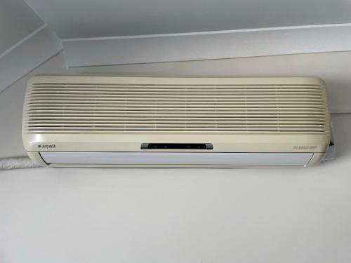 a white air conditioner sitting on top of a ceiling at Modern Comfort In Atasehir in Istanbul