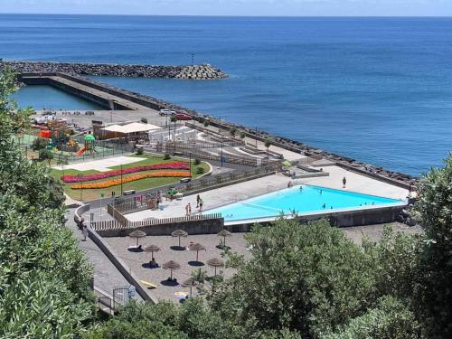 una gran piscina junto al océano en Sons da Ribeira, en Povoação