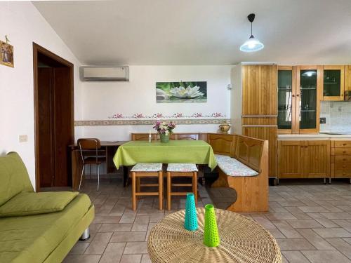 Reštaurácia alebo iné gastronomické zariadenie v ubytovaní Rustic holiday home in Assisi with swimming pool