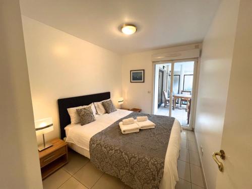 une chambre avec un lit avec deux serviettes dessus dans l'établissement Sunlight Properties - Mirage - Central Nice with Parking and Terrace, à Nice