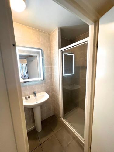 une salle de bain avec un lavabo et une douche dans l'établissement Sunlight Properties - Mirage - Central Nice with Parking and Terrace, à Nice