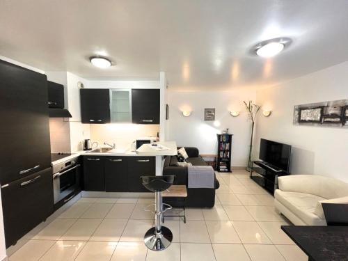 une cuisine et un salon avec un canapé et une table dans l'établissement Sunlight Properties - Mirage - Central Nice with Parking and Terrace, à Nice