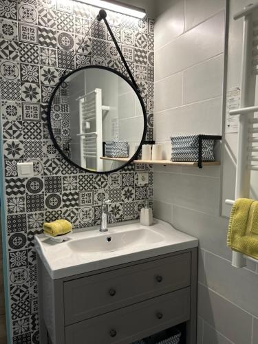 y baño con lavabo y espejo. en Maison d'Hôtes du Domaine Fournié en Tarascon-sur-Ariège