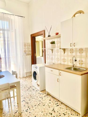 cocina con fregadero y lavadora en Casa Vacanze R&G La Marra, en Barletta