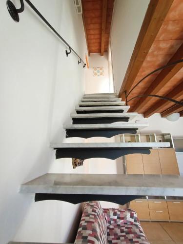 a group of stairs in a room with a couch at Residenza Casa Bianca in Marina di Massa