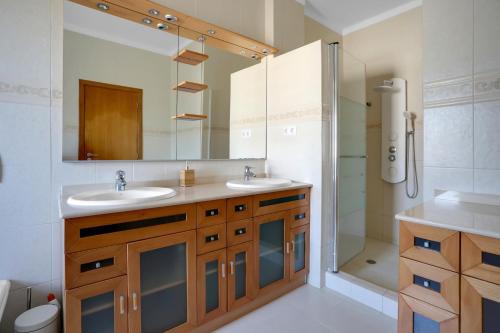 La salle de bains est pourvue de 2 lavabos et d'une douche. dans l'établissement Beautiful Villa in Sunny Lagoa, à Sesimbra
