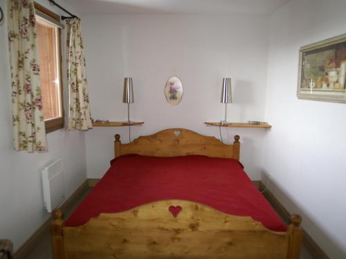 um quarto com uma cama de madeira e um cobertor vermelho em Appartement Les Adrets-Prapoutel, 4 pièces, 8 personnes - FR-1-557-15 em Les Adrets