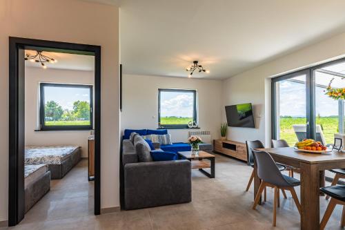 TV a/nebo společenská místnost v ubytování Domki Całoroczne PREMIUM Zator ENERGYLANDIA