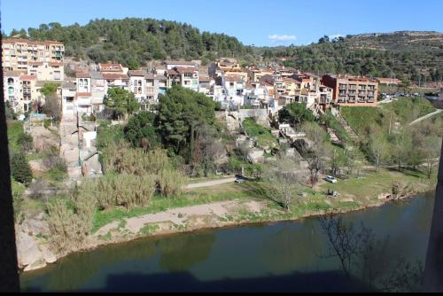 eine Luftansicht einer Stadt neben einem Fluss in der Unterkunft Barcelo al riu in Monistrol de Montserrat