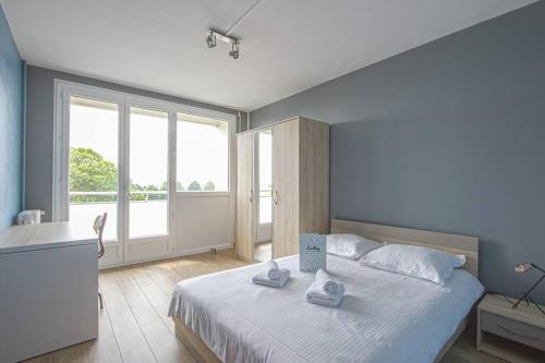 une chambre avec un lit avec des serviettes dessus dans l'établissement Appart 3 Chambres - 6 personnes - Mémorial - Université, à Caen