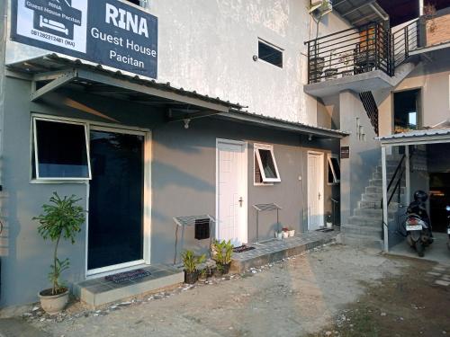 Bangunan di mana terletaknya rumah tamu ini