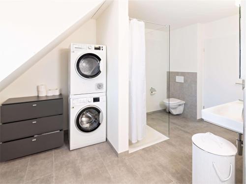 La salle de bains est pourvue d'un lave-linge et d'un sèche-linge. dans l'établissement Exklusive 5,5 Zimmer Wohnung für Familien und Business, à Eschenz