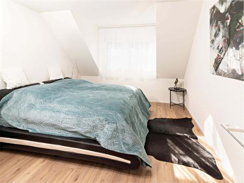 a bedroom with a bed with a green comforter at Exklusive 5,5 Zimmer Wohnung für Familien und Business in Eschenz