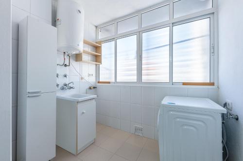 797 HOLIDAY RENTALS- Apartamento en Torremolinos para 7 con vistas al mar