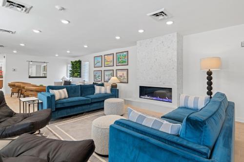 ein Wohnzimmer mit blauen Sofas und einem Kamin in der Unterkunft Hotel Manteo, Trademark Collection by Wyndham in Manteo