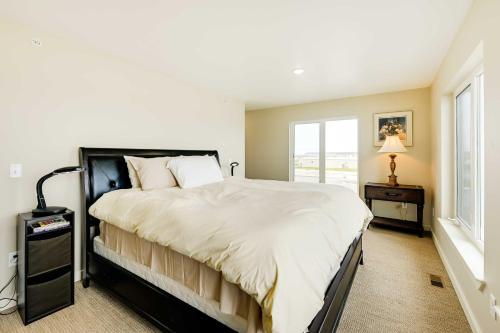 A bed or beds in a room at Waterfront Kenai Townhome Less Than 1 Mi to Beach!