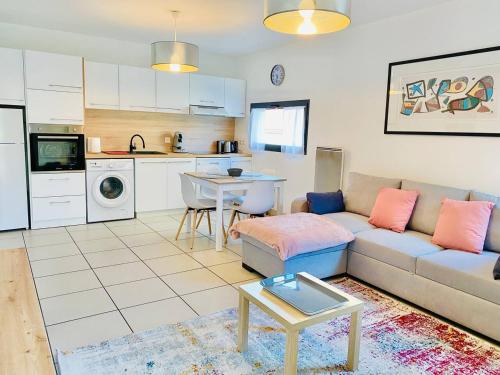 un salon avec un canapé et une table dans l'établissement APPARTEMENT 2 CHAMBRES AVEC BALCON ET PARKING, à Perpignan