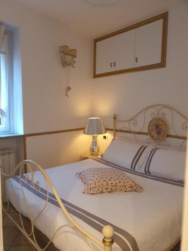 a bedroom with two beds with a lamp and a mirror at Casa Magnolia in Varese