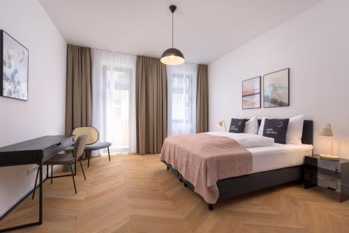 ein Schlafzimmer mit einem Bett und einem Schreibtisch. in der Unterkunft limehome Vienna Karajangasse in Wien