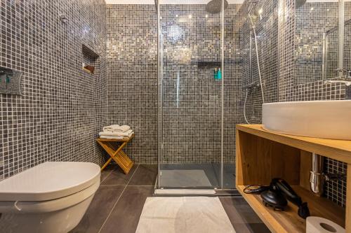 ein Badezimmer mit Toilette und Glasdusche in der Unterkunft Villa CD in Dramalj