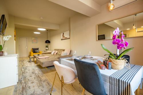 - un salon avec une table ornée de fleurs violettes dans l'établissement City Center apartament “MARTA”, à Varna