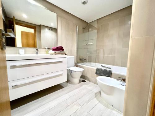 La salle de bains est pourvue de toilettes, d'un lavabo et d'une baignoire. dans l'établissement Fantastic apartment perfect location, à Marbella