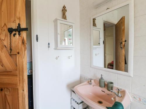 a bathroom with a sink and a mirror at New Cottage in Bakewell