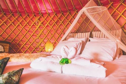 Katil atau katil-katil dalam bilik di Finca De Arrieta Village - Yurts and Stone Cottages - Shared Pool - Walking distance to Arrieta Beach - Off Grid