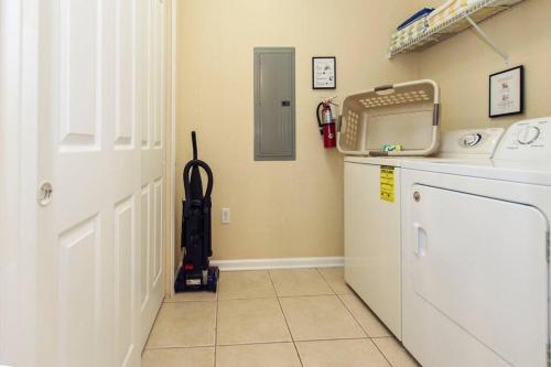 Luxury Lake View Condo-Vista Cay photo 24