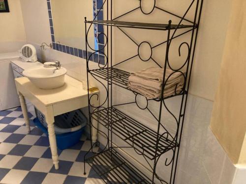 La salle de bains est pourvue d'un sèche-serviettes et d'un lavabo. dans l'établissement Chez mamie Nénette, à Barrême