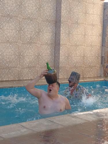 un hombre en una piscina con un cubo en la cabeza en Hostel Int Mendoza en Mendoza
