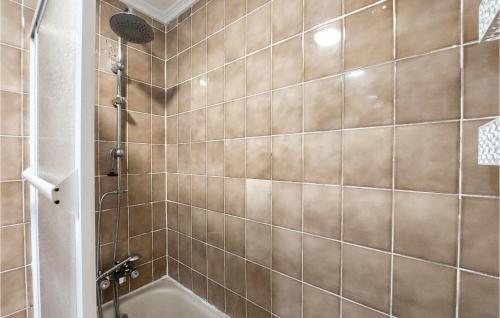 La salle de bains est pourvue d'une baignoire et d'une cabine de douche. dans l'établissement Amazing Apartment In El Puig De Santa Maria With Kitchen, à La Torre