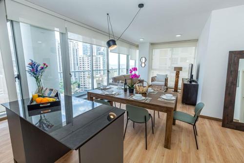 a kitchen and dining room with a table and chairs at Impressive City View Apartment Marbella - PH Quartier Marbella in Panama City