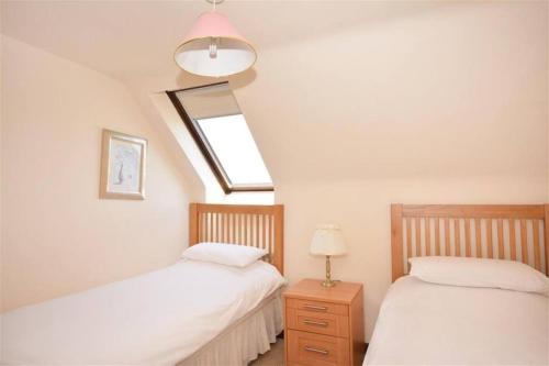 Katil atau katil-katil dalam bilik di Direct Beach Access! Top Floor Apartment Perranporth