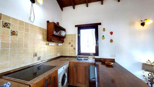 kuchnia ze zlewem i pralką w obiekcie Casa Nisamarita by Sea You There Fuerteventura w mieście Lajares