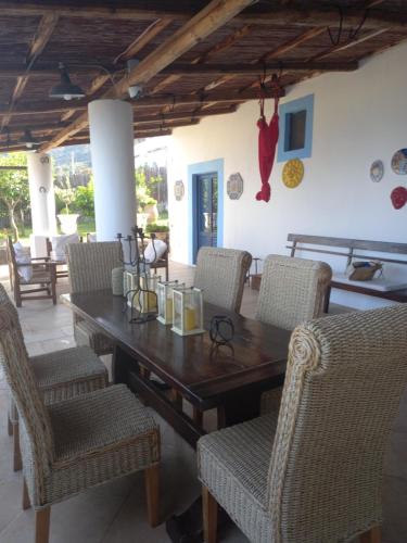 聖馬里納薩利納的住宿－Villa Anna Salina，一张木桌和椅子