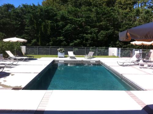 The swimming pool at or close to Château de Champlong Table Hôtel **** Golf & Spa