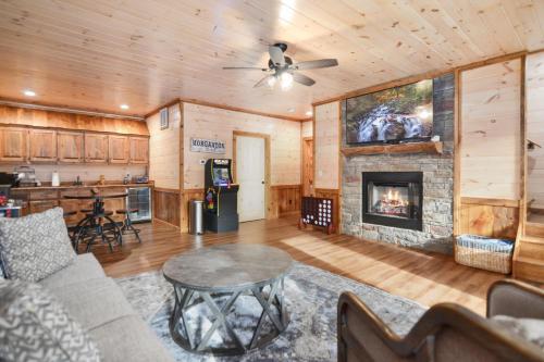 Una sala de estar con una mesa y una chimenea. en Hooch Holler Hideaway, en Morganton