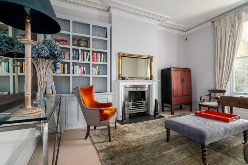 a living room filled with furniture and a mirror at Stunning Flat in Little Venice Opposite the Canal in London