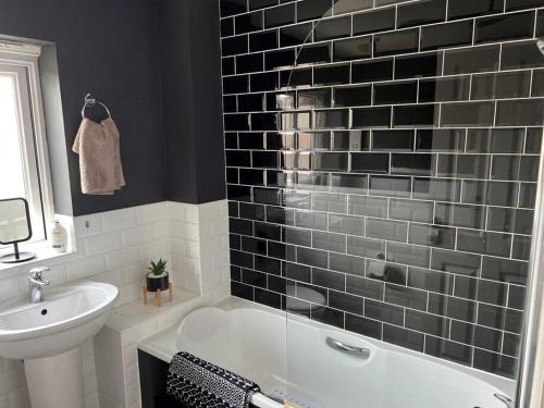 Koupelna v ubytování Large 4 Bedroom 3 Bathroom Town House with Secure Parking by Amazing Spaces Relocations Ltd
