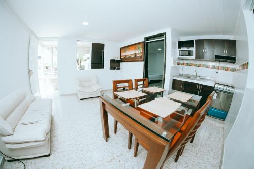 a kitchen and dining room with a table and chairs at Hotel Campestre Dorado SAI in San Andrés
