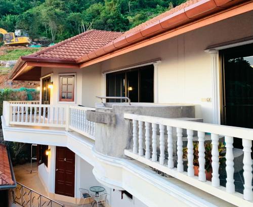 een balkon van een huis met een witte leuning bij Scan House Apartment in Karon Beach